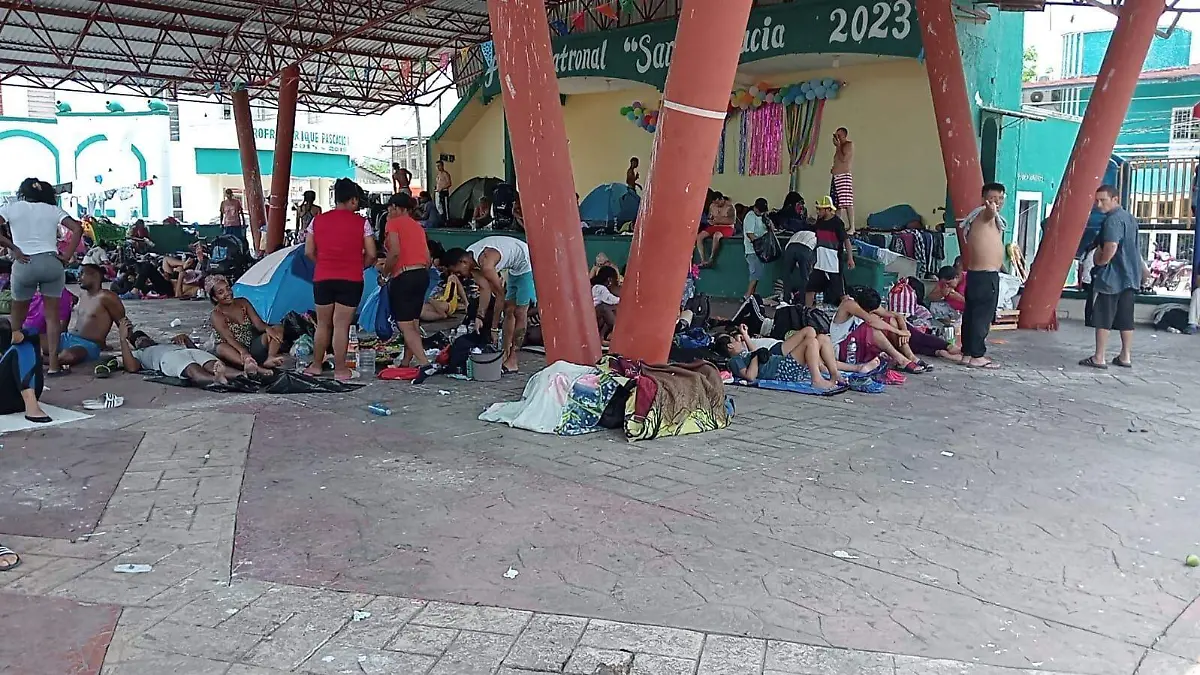 migrantes en cancha de villa comaltitlan